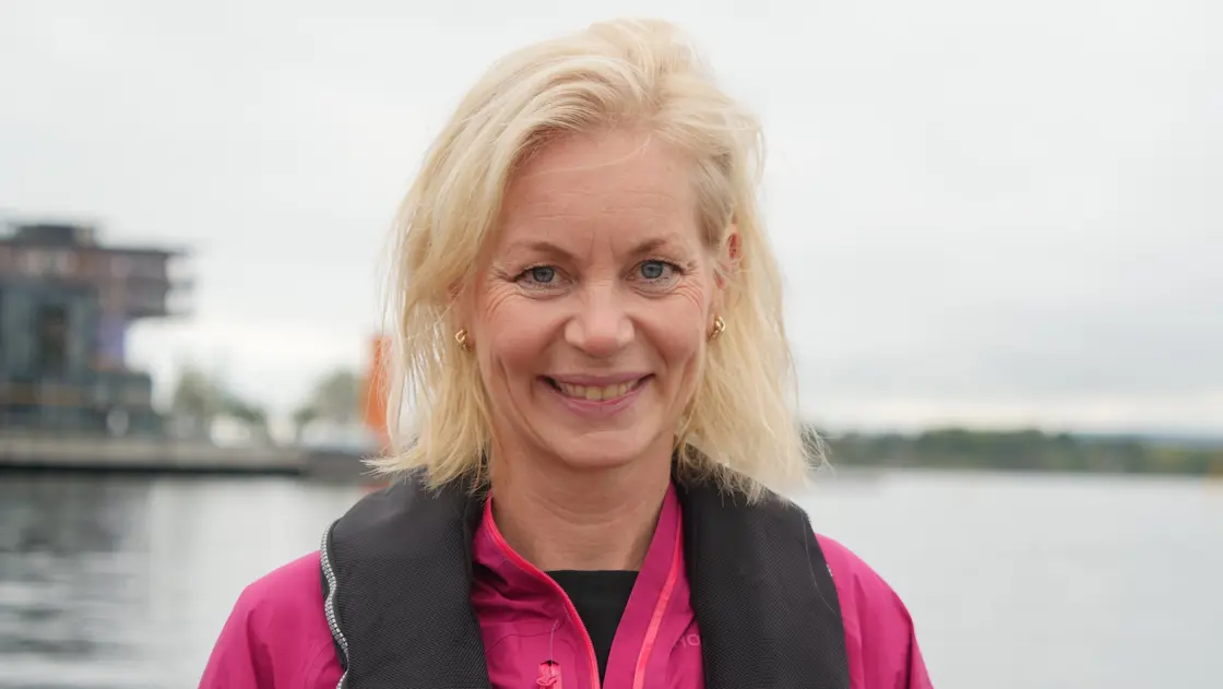 Bilde av Sigrun Aasland foran Oslofjorden