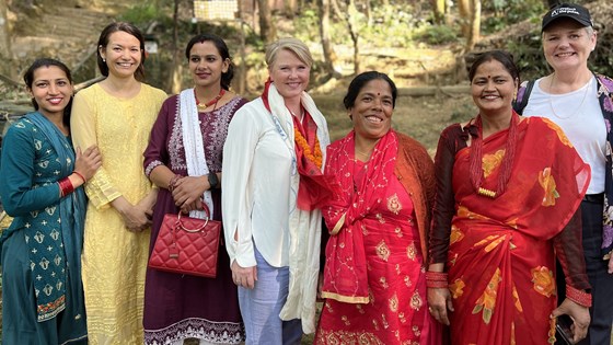Utviklingsministeren sammen med kvinner i fargerike klær 