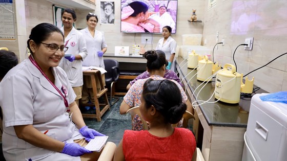 Sykepleiere på et sykehus i India sammen med pasienter
