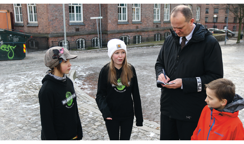 Figure 4.2 Schoolchildren in Oslo expressing their views to the Minister of Transport and Communications