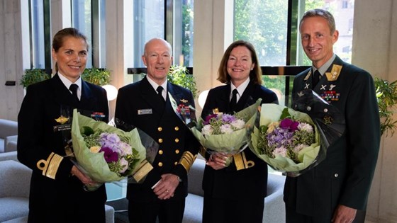 Forsvarssjef Haakon Bruun-Hanssen (andre t.v.) gratulerte Louise Dedichen, Elisabeth Natvig og Eirik Kristoffersen med sjefsutnevnelsene fredag. 