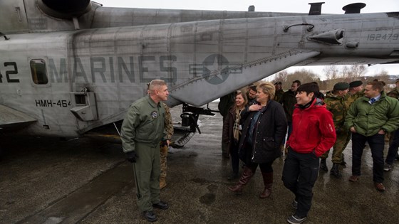 Bildet er fra da statsminister Erna Solberg og forsvarsminister Ine Eriksen Søreide besøkte øvelse Cold Response og US Marines i 2016 på Værnes.