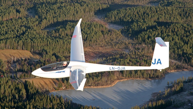 Fly over islagt vann