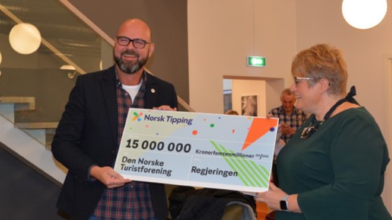 Generalsekretær Dag Terje Klarp Solvang og kulturminister Trine Skei Grande med gåvesjekken.