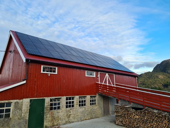 Solceller på tak, vinn vinn for jordbruk og klima.