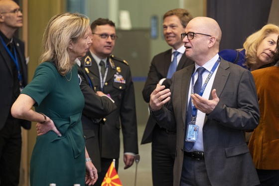 Forsvarsminister Odd Roger Enoksen i samtale med sin nederlandske kollega Kajsa Ollengren