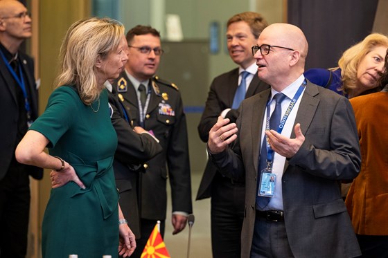 Forsvarsminister Odd Roger Enoksen i samtale med sin nederlandske kollega Kajsa Ollengren