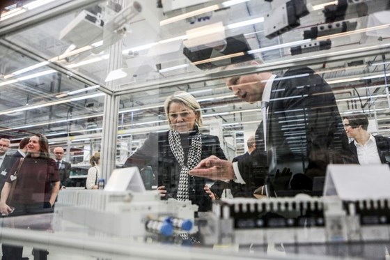 Næringsminister Monica Mæland får demonstrert ein maskin på studietur i Tyskland. 