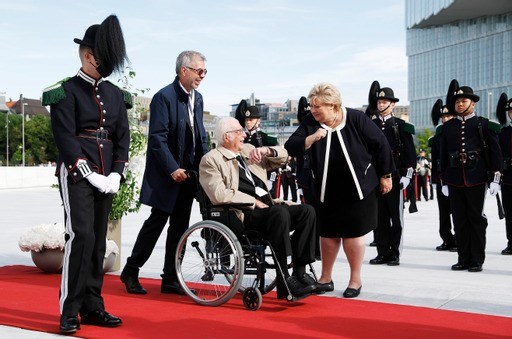 Statsminister Erna Solberg tar imot veteraner utenfor Operaen.