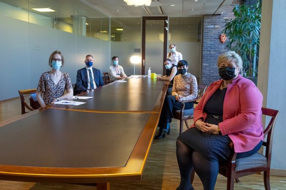 Næringsminister Iselin Nybø, forsvarsminister Frank Bakke-Jensen, lege Magne Wiken Sunde, utviklingsminister Dag-Inge Ulstein, sykepleier Cecilie Igesund, utenriksminister Ine Eriksen Søreide og statsminister Erna Solberg