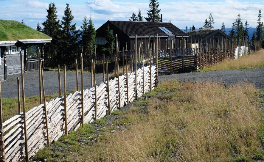 Omfattande bruk av gjerde set preg på hytteområdet.