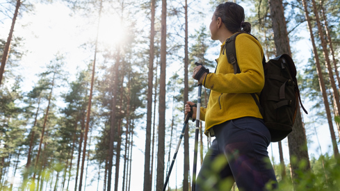 Illustrasjonsfoto av en kvinne som går tur i skogen
