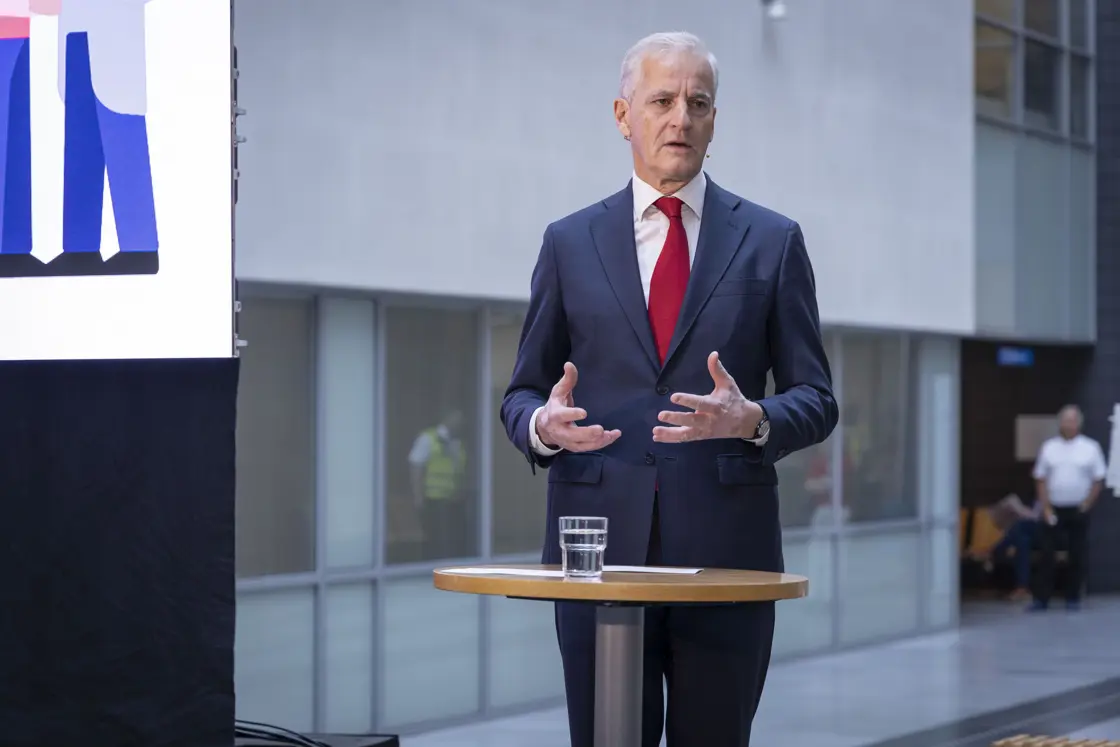Jonas Gahr Støre på pressekonferanse om nytt ventetidsmål i helsesektoren.