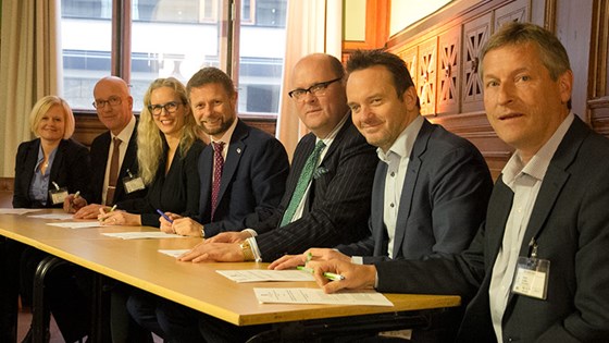 Helse- og omsorgsminister Bent Høie signerer intensjonsavtale med næringslivsgruppen.