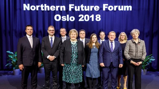 Gruppebilde med alle statsministrene som er tilstede på Northern Future Forum 2018