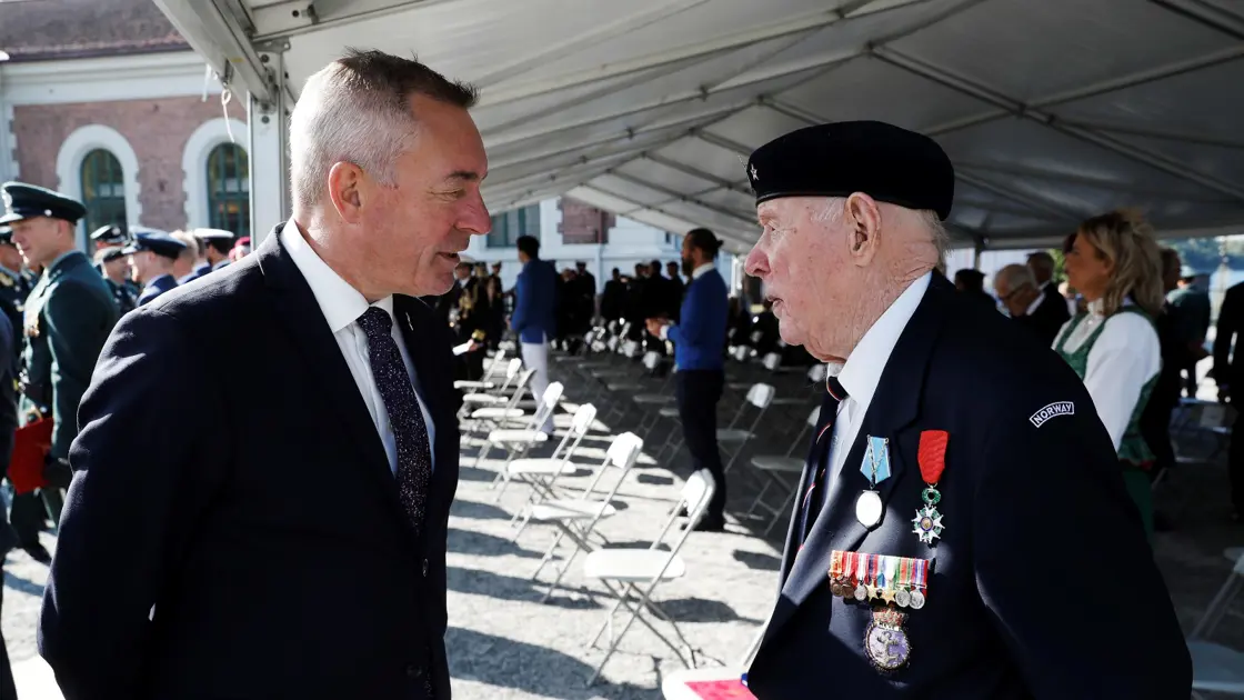 Forsvarsministeren i samtale med krigsveteran Trygve Hansen.