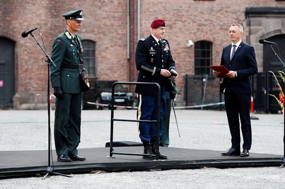 Brian M. Edwards mottar St Olavsmedaljen med ekegren av forsvarssjefen og forsvarsministeren på Akershus festning