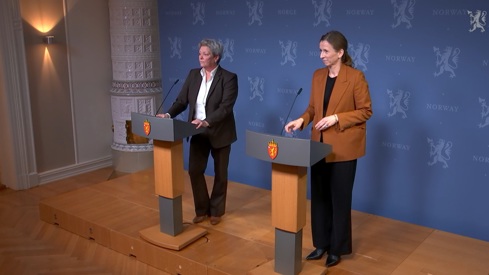 Sjef PST og justis- og beredskapsministeren på pressetreff.