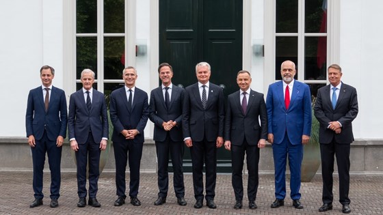Gruppebilde av lederne som deltok på arbeidsmiddagen i Haag.
