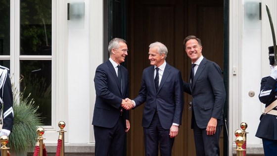 Nederlands statsminister Mark Rutte og Natos generalsekretær Jens Stoltenberg  tar imot statsminister Jonas Gahr Støre på trappa.