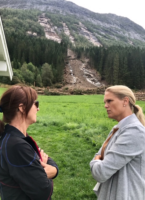 Samfunnssikkerhetsministeren i samtale med innbygger i Jølster.