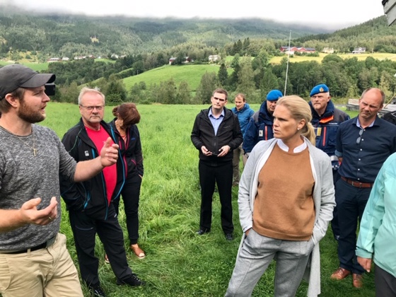 Samfunnssikkerhetsministeren blir informert om hvordan raset i Jølster.