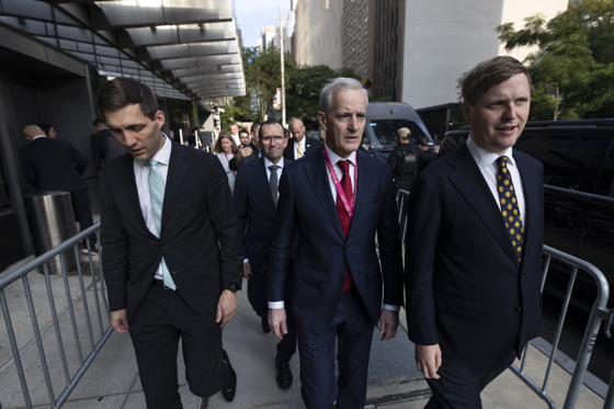 Ministrene på vei til generalforslamlingen gjennom NYs gater