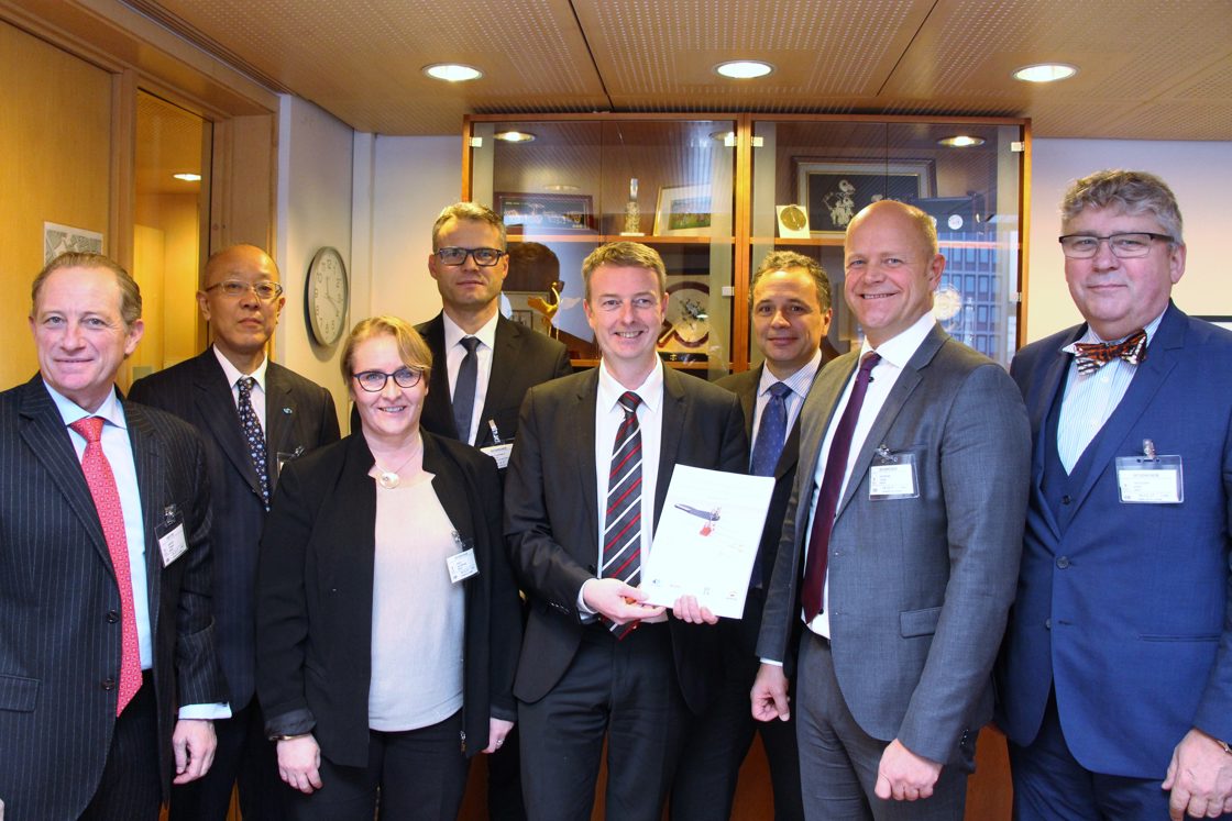 F.v Tomás García Blanco (Repsol), Nobuo Nishikiori (Kufpec), Anne Berg (Repsol), Piotr Statkiewicz (Lotos), statsråd Terje Søviknes, Adolfo Azcarraga (Repsol), Vidar Nedrebø (Repsol), Erik Haugane (Okea)