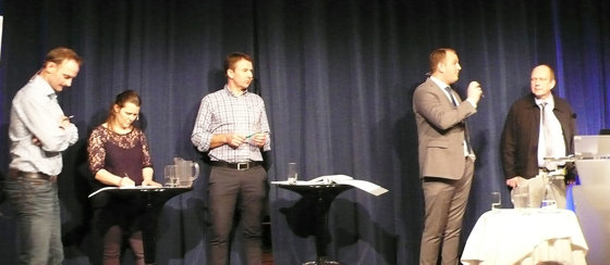 Mange innspel: Panelet svarte på mange innlegg frå salen. F.v. Anders Felde, fylkesleiar Sogn og Fjordane Bondelag, Frøydis Haugen, fylkesleiar Hordaland Bondelag, Lars Petter Bartnes, leiar Norges Bondelag, og Jon Georg Dale, landbruks- og matminister. Lengst t.h. Bjarte Nordanger, som var møteleiar. 