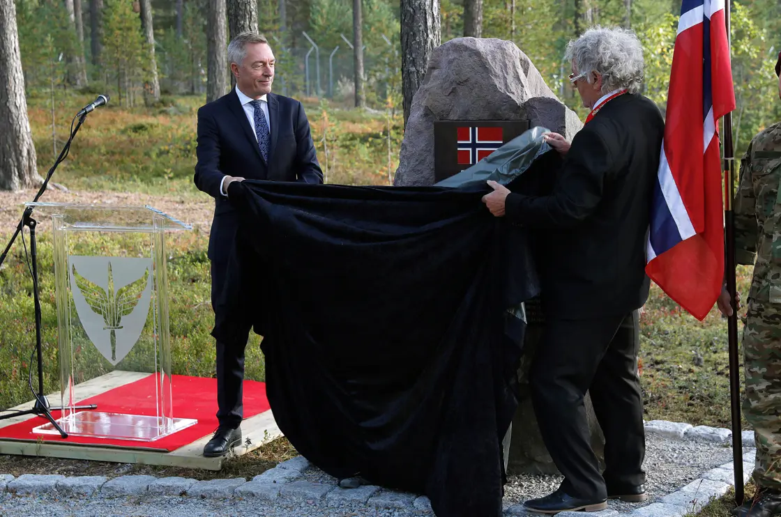 Forsvarsminister Frank Bakke-Jensen avduker Partisaner monumentet sammen med Jakob Mikkelsen i leieren til Forsvarets spesialkommando