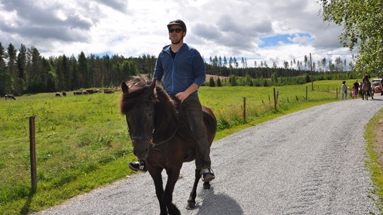Jon Georg Dale ser Løtens kulturlandskap fra hesteryggen.
