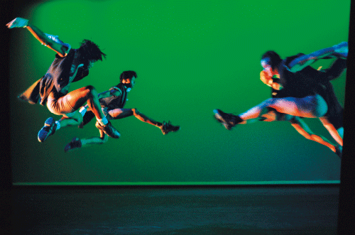 Figur 1.1 Fra balletten Mini Macho av Kjersti Alveberg. Dansere fra Zimbabwe i samarbeid med Kunsthøgskolen i Oslo.