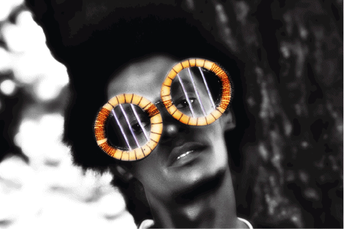 Figur 7.1 Den kenyanske samtidskunstneren Cyrus Kabiru har gjort karriere utover sitt hjemland og Afrika og har deltatt med suksess på flere internasjonale utstillinger med sitt brilledesign.