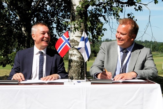 Forsvarsminister Frank Bakke-Jensen og forsvarsminister Antti Kaikkonen signerte en oppdatert samarbeidsavtale.