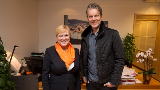 Kulturminister Thorhild Widvey og utvalsleiar Jan Åge Fjørtoft.