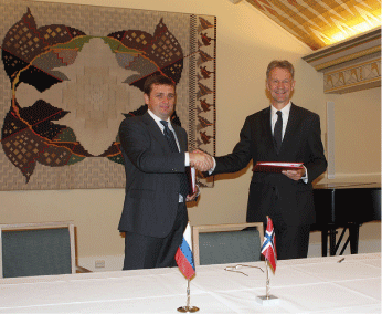 Figur 3.5 Delegasjonsleiarane Ilja Vasiljevitsj Sjestakov og Arne Røksund ved underskrivinga av den norsk-russiske fiskeriavtalen for 2015
