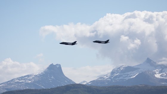 To av våre nye kampfly F-35 flyr i formasjon over publikum på åpen dag på Bodø flystasjon under øvelsen ACE 2019 