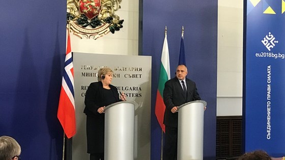 Statsminister Erna Solberg på pressekonferanse i Bulgaria.