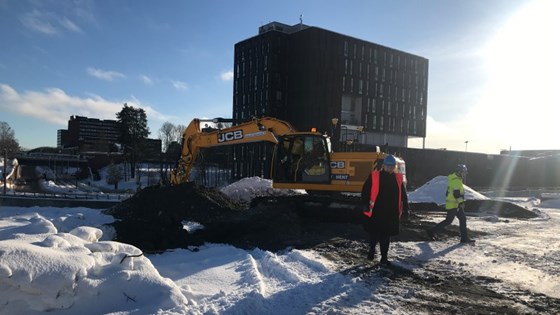 Statsminister Erna Solberg på vei ut fra gravemaskinen etter å ha tatt første spadestikk for nytt livsvitenskapsbygg ved Universitetet i Oslo.
