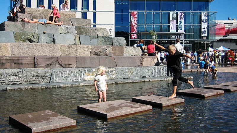 Torv i Asker sentrum omkranses av butikker og serveringssteder. Populært lekested og møteplass.