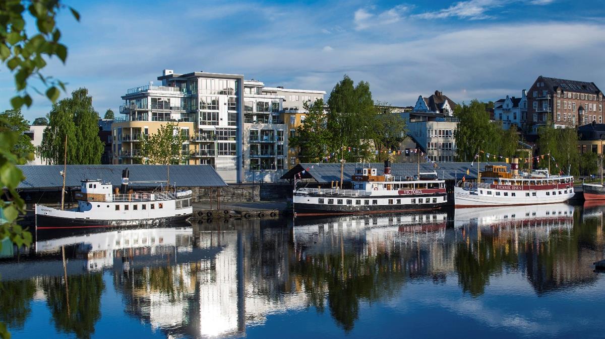 Brygge med veteranbåter for Telemarkskanalen.