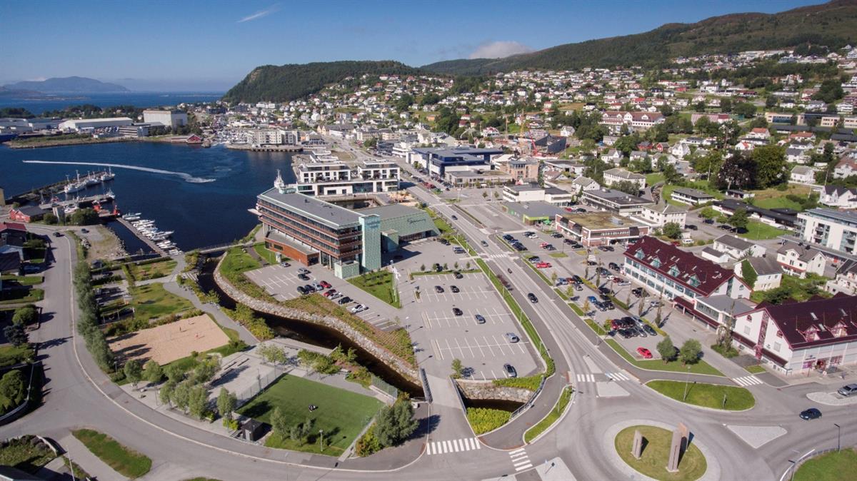 Skråfoto ovenfra av Sjøgata i sentrum