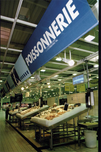 Figur 2.3 Framveksten av sterke multinasjonale kjeder og globale leverandører har i løpet av få år skapt en ny konkurransearena. Store volum, jevne leveranser, jevn kvalitet og standardiserte priser er blant suksessfaktorene.