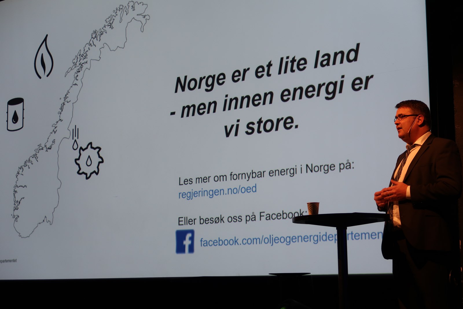 Statssekretær i Olje- og energidepartementet Kjell-Børge Freiberg holder innlegg på konferansen "Veien til fornybarsamfunnet" (Foto: HSI/OED).