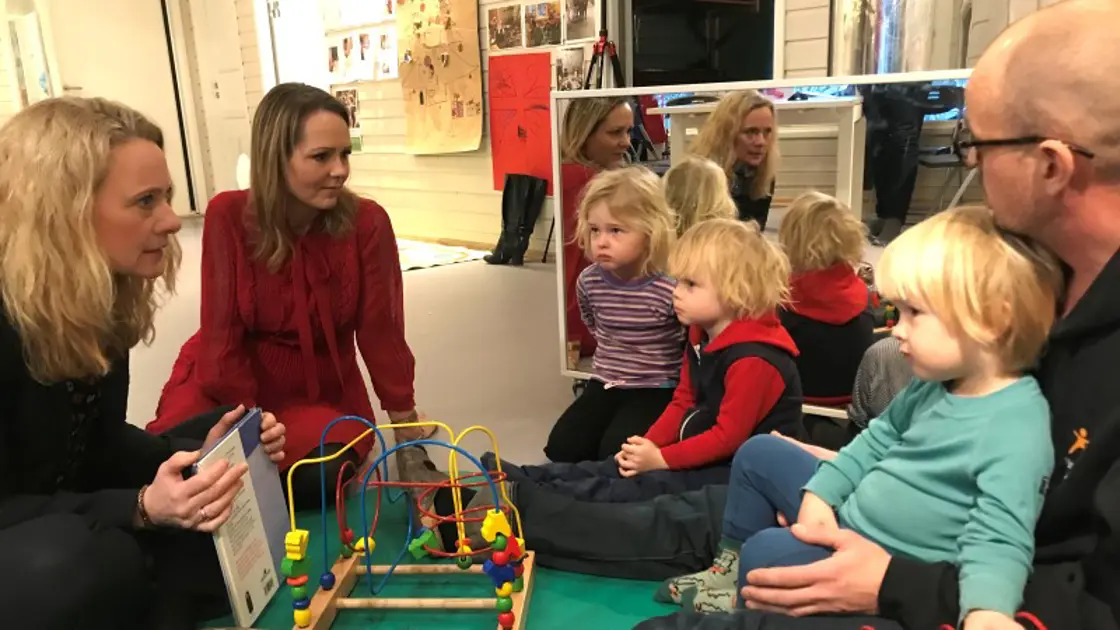 Arbeids- og sosialminister Anniken Hauglie og barne- og likestillingsminister Linda Hofstad Helleland møter barn i Bjerkealleen Kanvasbarnehage