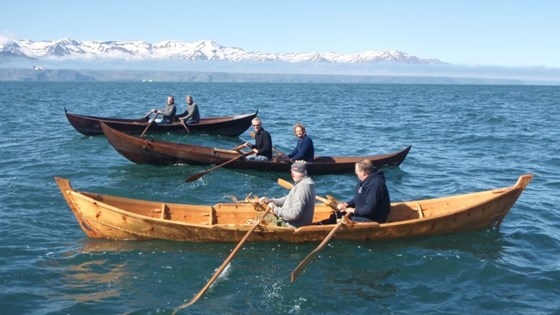 Tre båter. 1700 års båthistorie der Oselvaren møter forgjengerne sine. Halsnøybåten (båtfunn fra ca. 300 e. Kr.), i midten Gokstadfæringen (båtfunn fra ca. 900 e. Kr, funnet sammen med Gokstadskipet) og lengst bort en Oselvarfæring bygget i 2002.