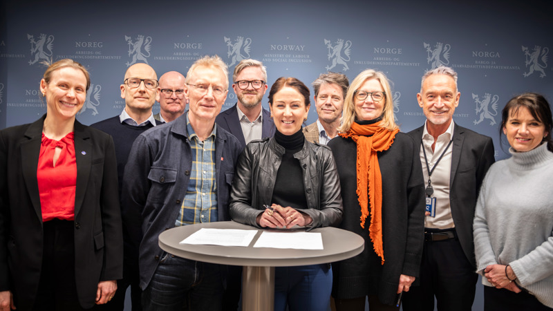 Statsråden med partene fra arbeidsgiver og arbeidstakersiden
