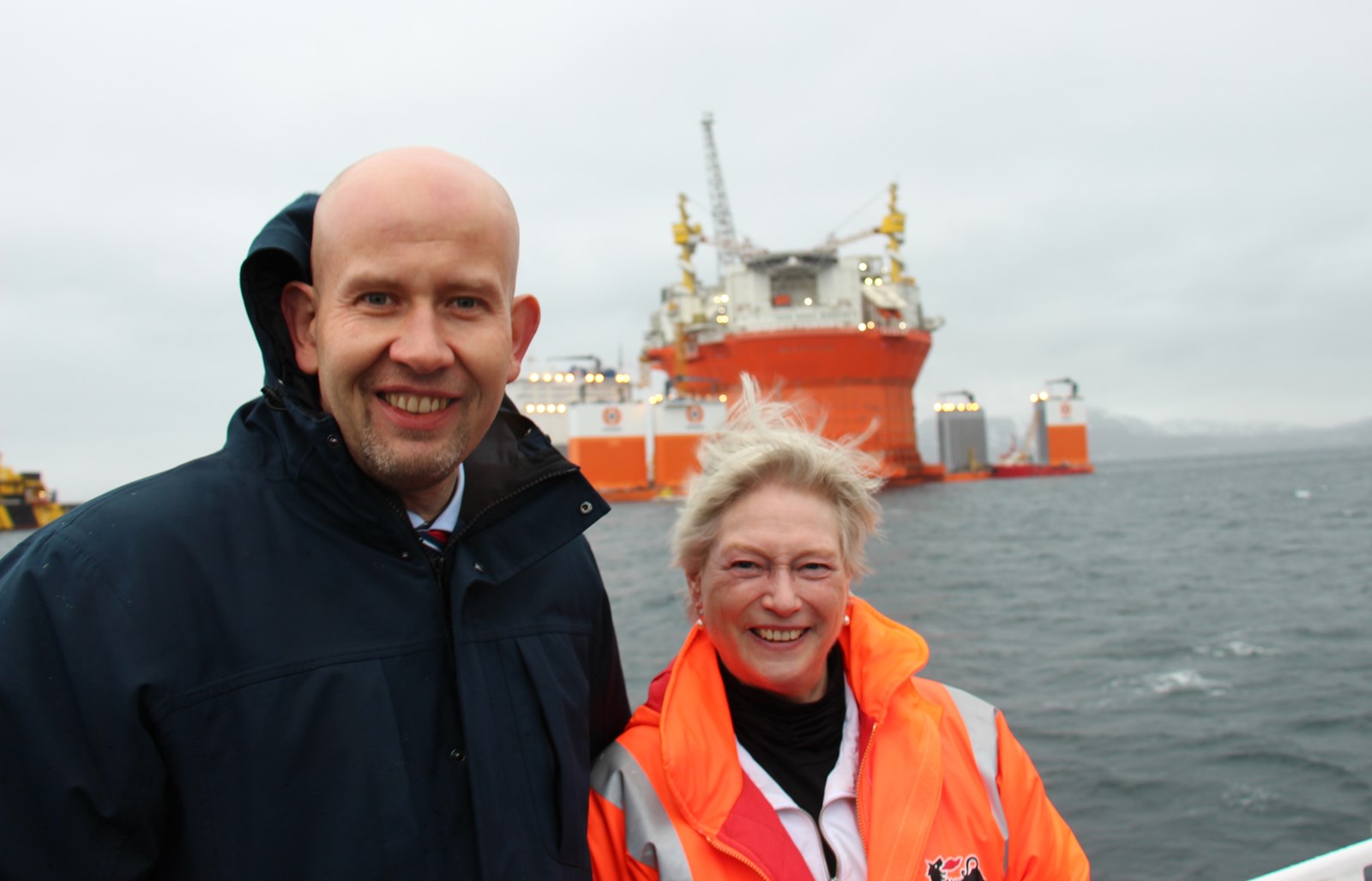 Olje- og energiminister Tord Lien og IEAs direktør Maria van der Hoeven foran Goliat-plattformen utenfor Hammerfest.