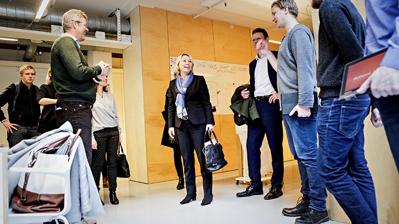 Næringsminister Monica Mæland diskuterer presåkornfond med gründere i Oslo