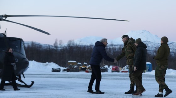 Statsministeren og forsvarsministeren besøkte Forsvarets nye anlegg på Akkasæter ved Blåtind skytefelt i Indre Troms. 